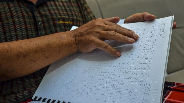 TADARUS RAMADHAN TUNANETRA SECARA DARING Seorang penyandang tunanetra membaca Al-Quran braille di Kampung Cintarasa, Kota Tasikmalaya, Jawa Barat, Rabu (14/4/2021). Di tengah pandemi COVID-19, bulan suci Ramadhan tahun ini Majelis Taklim Al Hikmah Penyandang Disabilitas mengadakan tadarus secara daring dengan cara saling berkirim voice note atau pesan suara ke dalam grup aplikasi telegram yang diikuti secara serentak oleh para jemaah dari seluruh Indonesia. ANTARA FOTO/Adeng Bustomi/hp.