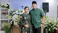 Saat ini, Tata Janeeta dan Raden Brotoseno telah dikaruniai satu orang anak. Foto: Instagram @tatajaneetaofficial