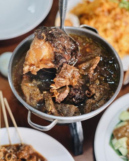 tempat makan khas Surabaya untuk buka puasa. Ada menu rawon hingga tahu campur.