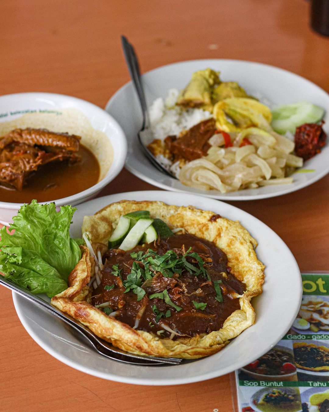 tempat makan khas Surabaya untuk buka puasa. Ada menu rawon hingga tahu campur.