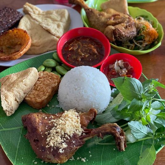 tempat makan khas Surabaya untuk buka puasa. Ada menu rawon hingga tahu campur.