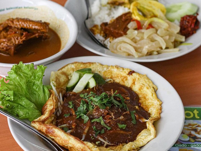 tempat makan khas Surabaya untuk buka puasa. Ada menu rawon hingga tahu campur.