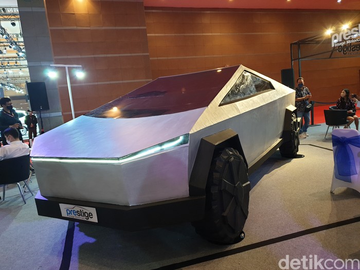 Tesla Cybertruck dalam versi Dummy di IIMS 2021