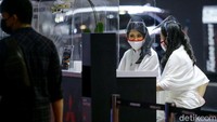 Meski menggunakan masker dan face shield penampilan para SPG tersebut tetap berhasil mencuri perhatian pengunjung di antara kehadiran mobil dan motor yang ciamik dan menarik.