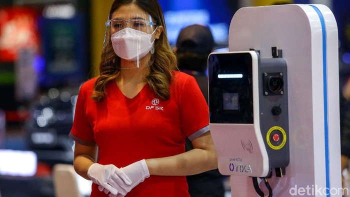 Para gadis cantik di pameran otomotif kerap curi perhatian pengunjung. Meski kenakan masker dan face shield, kehadiran para gadis cantik ini tetap dinanti.