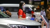 Seorang SPG tengah beraktivitas di pameran IIMS Hybrid 2021 yang digelar di Jakarta mulai tanggal 15 hingga 25 April 2021.