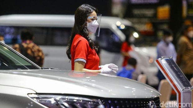 Para gadis cantik di pameran otomotif kerap curi perhatian pengunjung. Meski kenakan masker dan face shield, kehadiran para gadis cantik ini tetap dinanti.