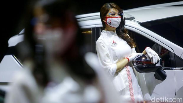 Para gadis cantik di pameran otomotif kerap curi perhatian pengunjung. Meski kenakan masker dan face shield, kehadiran para gadis cantik ini tetap dinanti.
