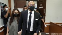 Sebelumnya pada sidang agenda mediasi, Thalita dan Dennis justru bertengkar hingga terdengar suara teriakan sang aktris di luar ruang sidang. Pool/Palevi S/detikFoto