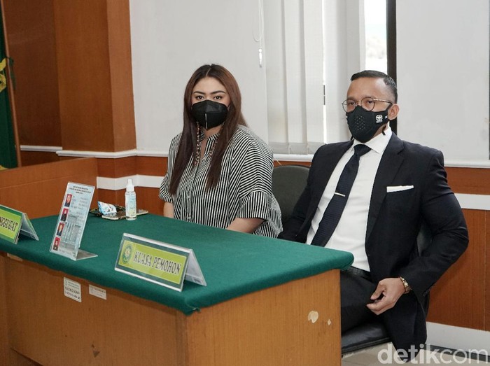 Thalita Latief dan Maruli Tampubolon saat ditemui di Pengadilan Agama Jakarta Pusat.