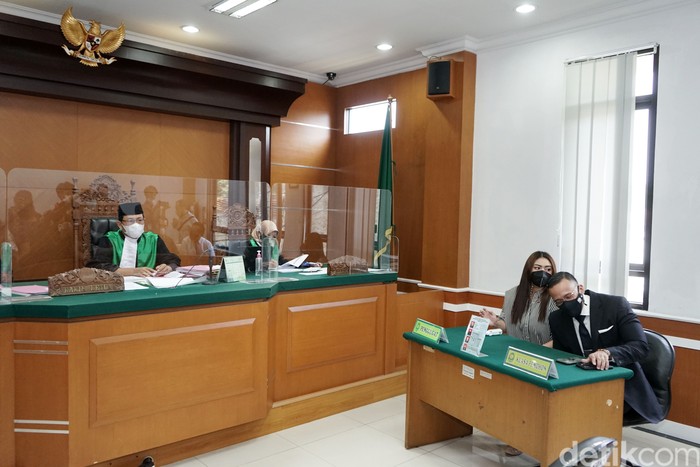 Thalita Latief Thalita Latief dan Maruli Tampubolon saat ditemui di Pengadilan Agama Jakarta Pusat.