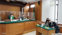 Thalita Latief dan Maruli Tampubolon saat ditemui di sidang cerainya di Pengadilan Agama Jakarta Pusat pada Kamis (15/4). Pool/Palevi S/detikFoto