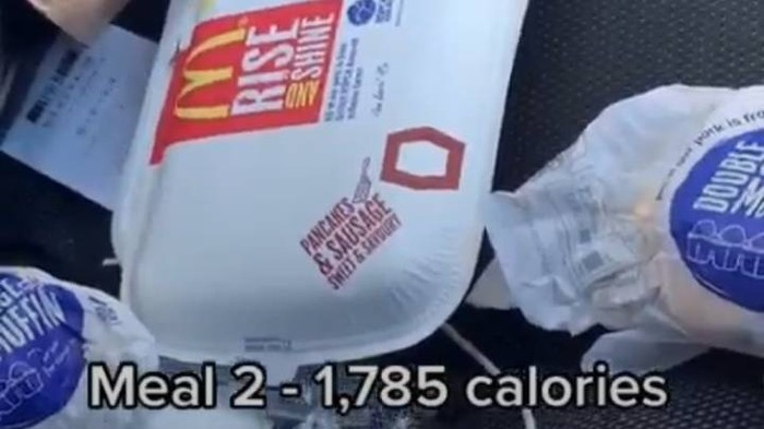TikToker Coba Makan 10.000 Kalori Sehari, Ini Menu Santapannya