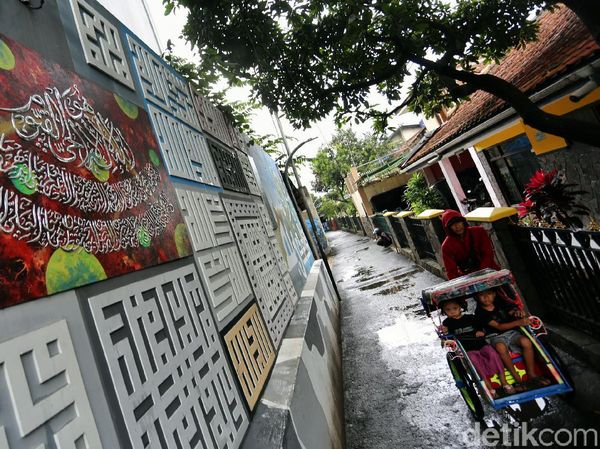 Unik! Gang Sempit di Bandung Ini Disulap Jadi Kampung Kaligrafi
