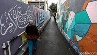 Acep menargetkan, sepanjang jalan Gang Raden Jibja ini akan dihiasi dengan kaligrafi. 
