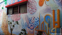 Misalnya seperti jenis kaligrafi khat kufi murabba dengan ciri khasnya yang berbentuk geometris dan tanpa harakat, khat diwani, hingga khat naskhi yang menyerupai tulisan dalam Al-Quran.  
