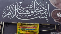 Bahan-bahan yang digunakan pun terbilang sederhana, seperti kapur papan tulis, kuas, cat tembok, dan gabus.   