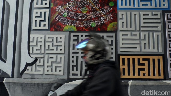Unik! Gang Sempit di Bandung Ini Disulap Jadi Kampung Kaligrafi Bandung - Ada banyak hal menarik yang dilakukan warga Bandung dalam menyalurkan kreativitasnya. Salah satunya, gang sempit di tengah pusat kota ini disulap jadi kampung wisata, budaya, dan kaligrafi.