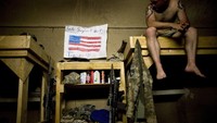 Dan yang pedih, termasuk bingkai seorang tentara yang duduk di ranjang atas setelah menggantungkan bendera Amerika digambar tangan yang dikirim oleh teman-temannya dengan pesan Kami Mendukung Pasukan Kami!.  
