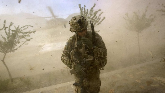 Usai 20 Tahun Perang, Joe Biden Tarik Pasukan AS dari Afghanistan Presiden Amerika Serikat (AS) Joe Biden akan menarik pasukannya dari Afghanistan mulai 1 Mei 2021. Keputusan itu diambil untuk mengakhiri konflik puluhan tahun di negara itu.