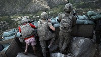 Ada pula gambar ketika seorang tentara yang terbangun dari tidur langsung bergegas ke posisi bertahan dengan mengenakan celana pendek boxer berwarna merah-putih bertuliskan I Love New York.  