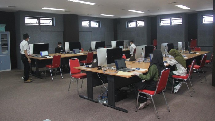 Ujian Tulis Berbasis Komputer (UTBK) Seleksi Bersama Masuk Perguruan Tinggi Negeri (SBMPTN) digelar Universitas Brawijaya (UB). Ada 17 gedung yang digunakan.