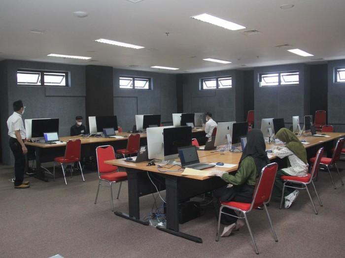 Ujian Tulis Berbasis Komputer (UTBK) Seleksi Bersama Masuk Perguruan Tinggi Negeri (SBMPTN) digelar Universitas Brawijaya (UB). Ada 17 gedung yang digunakan.