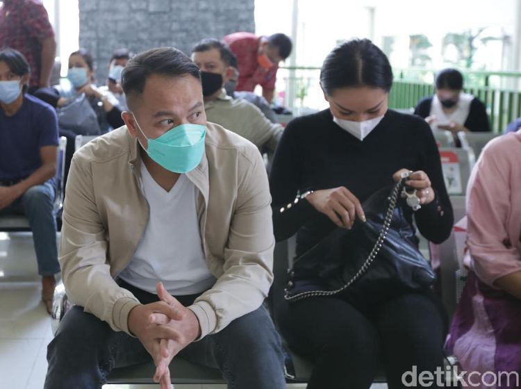 Vicky Prasetyo Didampingi Kalina Oktarani saat Sidang Kasus Angel Lelga