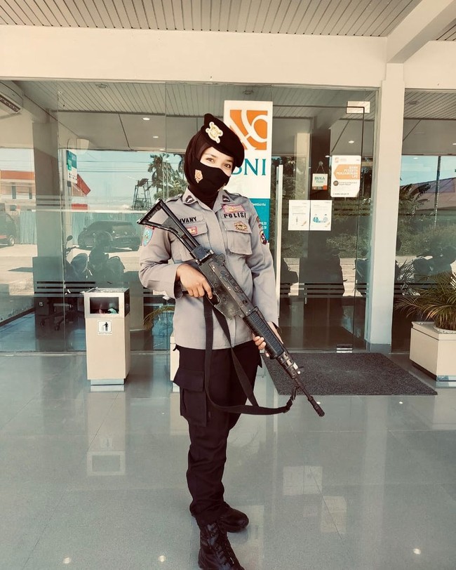 Mama aku sibuk mencari uang untuk menafkahi kami dan aku pun sibuk sendiri dengan diriku. Singkat cerita, kelas 1 SMA aku semakin nggak kontrol dalam pergaulan, kelas 2 SMA aku semakin tidak kontrol. Aku dulu sampai botakin rambut aku sebelah, suka bikin tato temporer (bukan asli), dan sampai aku tindik di bagian lidah. Aku sering bolos sekolah, malas belajar, karena sikapku mamaku sering dipanggil ke sekolah, ujar Vany panjang lebar. Foto: Dok.Instagram @tivanyagstn17.