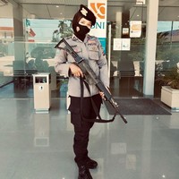 Mama aku sibuk mencari uang untuk menafkahi kami dan aku pun sibuk sendiri dengan diriku. Singkat cerita, kelas 1 SMA aku semakin nggak kontrol dalam pergaulan, kelas 2 SMA aku semakin tidak kontrol. Aku dulu sampai botakin rambut aku sebelah, suka bikin tato temporer (bukan asli), dan sampai aku tindik di bagian lidah. Aku sering bolos sekolah, malas belajar, karena sikapku mamaku sering dipanggil ke sekolah, ujar Vany panjang lebar. Foto: Dok.Instagram @tivanyagstn17.