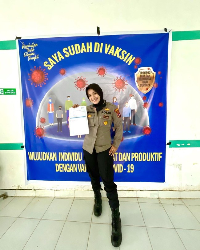 Aku tindik lidah cuma sebentar dulu, karena sudah nggak tahan sama tingkahku, mama sampai nangis dipanggil terus ke sekolah, makanya aku lepas tindik lidah. Tapi aku nakal cuman nakal-nakal gitu aja, nggak sampai seperti yang kayak jual diri atau yang seperti dipikirkan orang, nakalku yaa cuman kayak pulang malam, teman laki-laki, bolos-bolos sekolah gitu, kenangnya. Foto: Dok.Instagram @tivanyagstn17.