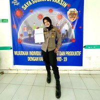 Aku tindik lidah cuma sebentar dulu, karena sudah nggak tahan sama tingkahku, mama sampai nangis dipanggil terus ke sekolah, makanya aku lepas tindik lidah. Tapi aku nakal cuman nakal-nakal gitu aja, nggak sampai seperti yang kayak jual diri atau yang seperti dipikirkan orang, nakalku yaa cuman kayak pulang malam, teman laki-laki, bolos-bolos sekolah gitu, kenangnya. Foto: Dok.Instagram @tivanyagstn17.