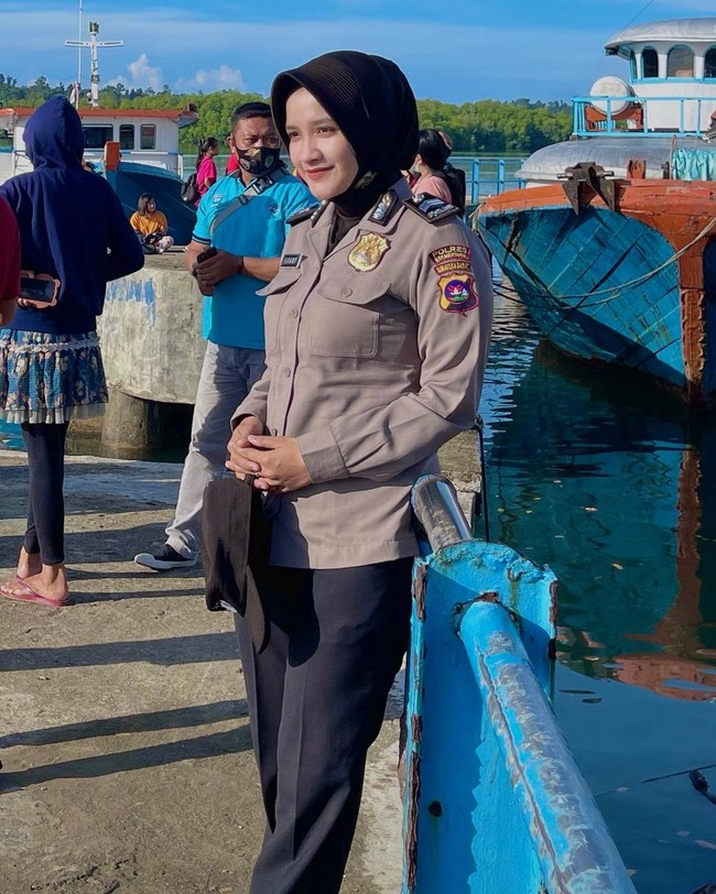 Video yang diunggah ke TikTok itu kemudian memperlihatkan nama Tivany memenuhi syarat sebagai polisi wanita (polwan). Penampilannya pun semakin berubah menjadi feminin, hingga akhirnya ia memutuskan untuk berhijab. Foto: Dok.Instagram @tivanyagstn17.