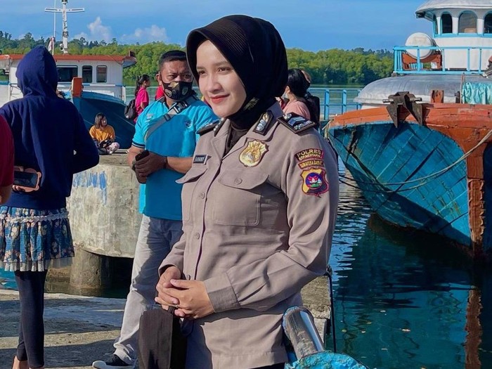 Viral di TikTok kisah wanita yang dulu ditato dan tindik Viral di TikTok kisah wanita yang dulu ditato dan tindik, kini sukses menjadi polwan berhijab .