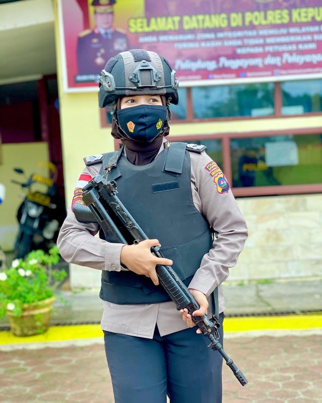 Wolipop mewawancarai Tivany Agustin polwan berhijab yang mengunggah video tersebut dan kini sosoknya jadi atensi warganet. Ia merasa terkejut dan tidak menyangka jika postingannya bisa viral di media sosial. Yang jelas pastinya saya kaget dan tidak menyangka bisa sampai viral seperti ini, ungkap Tivany, Kamis (15/4/2021). Foto: Dok.Instagram @tivanyagstn17.