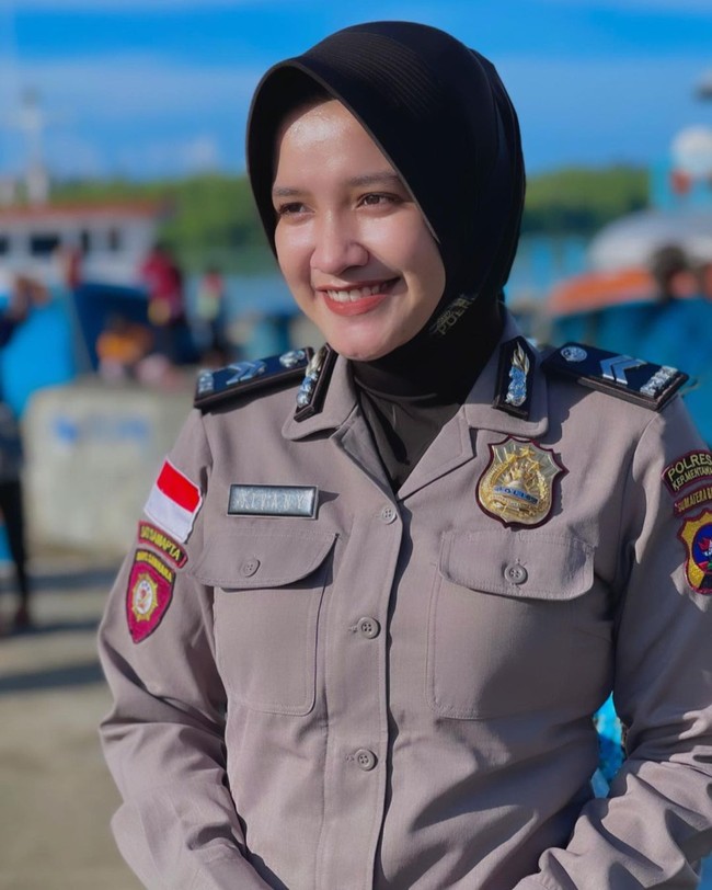 Vany mengungkapkan kisah masa lalunya ketika tampil dengan rambut antimainstream. Kedua orangtuanya berpisah semenjak ia masih duduk di kelas 2 SMP. Dan saat itu, ia tinggal bersama ibu dan kedua adiknya. Semenjak kedua orangtuanya berpisah, Vanny mengaku tak bisa mengontrol diri dengan pergaulan. Foto: Dok.Instagram @tivanyagstn17.