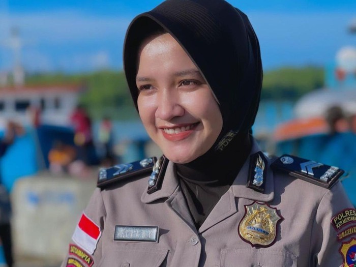 Viral di TikTok kisah wanita yang dulu ditato dan tindik Viral di TikTok kisah wanita yang dulu ditato dan tindik, kini sukses menjadi polwan berhijab .