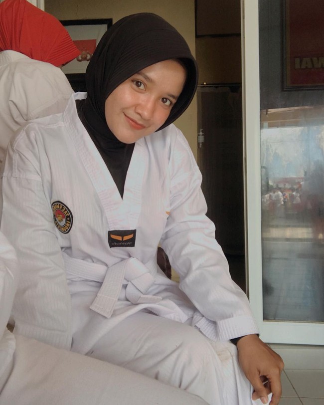 Tetangga dulu mencap Tivany bahwa kelakuannya saat itu merupakan cerminan masa depannya. Tak terima dengan cacian tersebut, ia membuktikan diri bisa menjadi wanita yang mandiri dan sukses. Kerjaan hanya main-main terus, tema laki-laki semua suka pulang malam. Terimakasih semua omongan kalian menjadi motivasi buat saya. Kalian boleh hina saya tetapi tidak untuk memprediksi bagaimana saya ke depannya. Alhamdulillah, lanjut Tivany. Foto: Dok.Instagram @tivanyagstn17.