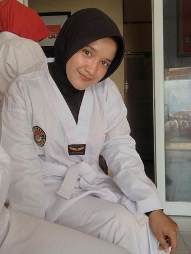 Viral di TikTok kisah wanita yang dulu ditato dan tindik, kini sukses menjadi polwan berhijab .