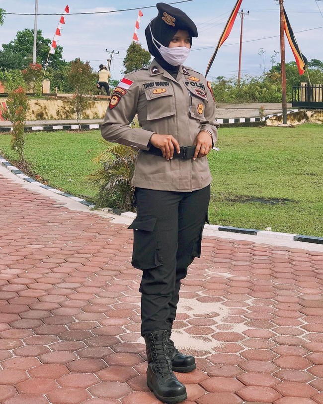 Wanita yang berusia 23 tahun itu masih ingat betul ketika satu minggu hendak ujian nasional. Ia lari dari rumah, karena kesal dimarahi oleh sang ibu. Dia bertekad hidup dengan papanya. Singakat cerita, Vanny akhirnya pulang ke rumah ibunya dan mengikuti ujian nasional. Ia pun dinyatakan lulus sekolah. Awalnya ia ingin meneruskan pendidikan di bangku kuliah. Namun sang ibu ingin Vanny mendaftar menjadi polisi wanita (polwan). Foto: Dok.Instagram @tivanyagstn17.