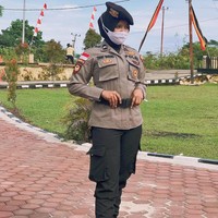 Wanita yang berusia 23 tahun itu masih ingat betul ketika satu minggu hendak ujian nasional. Ia lari dari rumah, karena kesal dimarahi oleh sang ibu. Dia bertekad hidup dengan papanya. Singakat cerita, Vanny akhirnya pulang ke rumah ibunya dan mengikuti ujian nasional. Ia pun dinyatakan lulus sekolah. Awalnya ia ingin meneruskan pendidikan di bangku kuliah. Namun sang ibu ingin Vanny mendaftar menjadi polisi wanita (polwan). Foto: Dok.Instagram @tivanyagstn17.