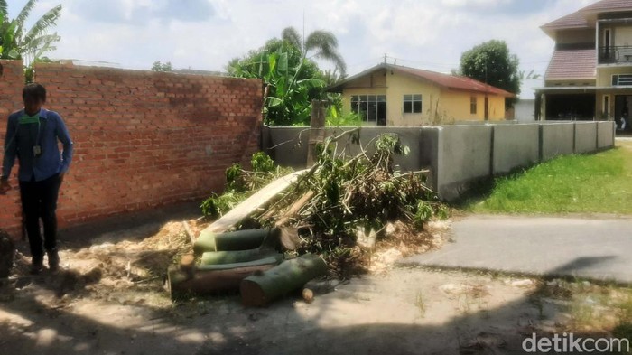 Waduh! Jalan di Pekanbaru Ini Ditembok Setinggi 2 Meter Seorang warga di Pekanbaru, Riau, menutup akses jalan dengan tembok setinggi 2 meter. Akibatnya, kendaraan tak bisa melintasi jalan tersebut.