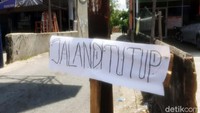 Jalan yang ditutup tembok itu berada di Kelurahan Perhentian Marpoyan Damai, Pekanbaru. Padahal lahan itu sudah 12 tahun jadi jalan umum. Keberadaan tembok tersebut membuat pengendara yang hendak melintas dari Jl Kartama menuju simpang Marpoyan-Pasir Putih harus berputar balik. (Foto: Raja Adil Siregar/detikcom)