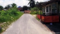 Pantauan detikcom, Kamis (15/4/2021), jalan yang terletak di Kelurahan Perhentian Marpoyan Damai, Pekanbaru, itu ditutup sejak beberapa hari terakhir.