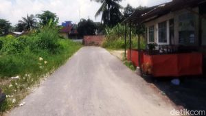 Waduh! Jalan di Pekanbaru Ini Ditembok Setinggi 2 Meter