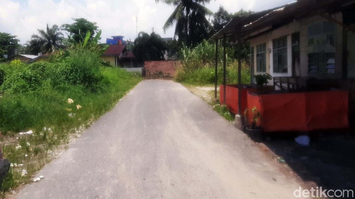 Waduh! Jalan di Pekanbaru Ini Ditembok Setinggi 2 Meter Seorang warga di Pekanbaru, Riau, menutup akses jalan dengan tembok setinggi 2 meter. Akibatnya, kendaraan tak bisa melintasi jalan tersebut.