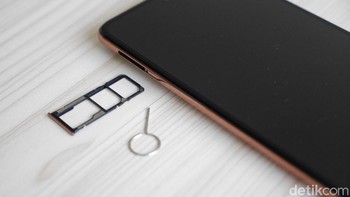 Slot kartu SIM bisa diisi dua nano SIM dan satu kartu microSD. Foto: detikINET/Anggoro Suryo Jati