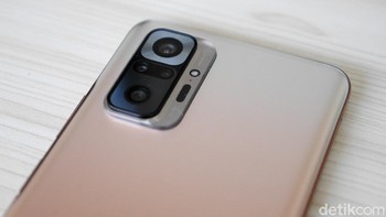 Sensor 108MP yang dipakai punya teknologi pixel binning 9 in 1 dan Dual Native ISO. Ada juga berbagai fitur lain seperti Night Mode 2.0 yang didukung multi frame RAW, juga mode video time lapse pro serta video time lapse tele macro. Foto: detikINET/Anggoro Suryo Jati