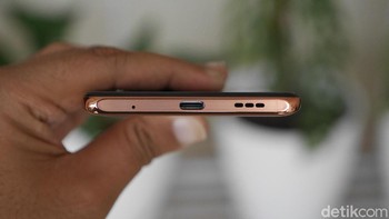 Selain port USB-C, ada juga satu speaker di bawah, melengkapi satu speaker di atas. Foto: detikINET/Anggoro Suryo Jati