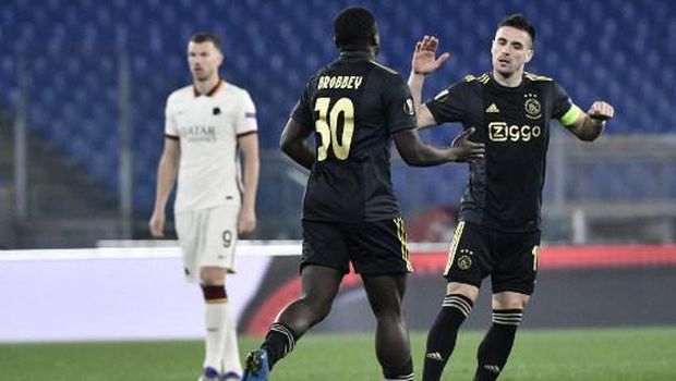 Ajax Dutch forward Brian Brobbey (C) celebrates with Ajax Serbian forward Dusan Tadic after opening the scoring during the UEFA Europa League quarter final second leg football match AS Rome vs Ajax Amsterdam on April 15, 2021 at the Olympic stadium in Rome. (Photo by Filippo MONTEFORTE / AFP)